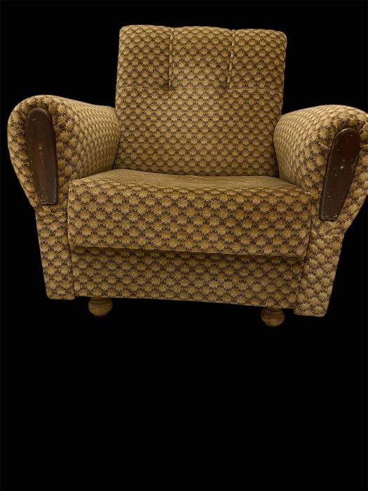 Sofá individual com almofadas confortáveis