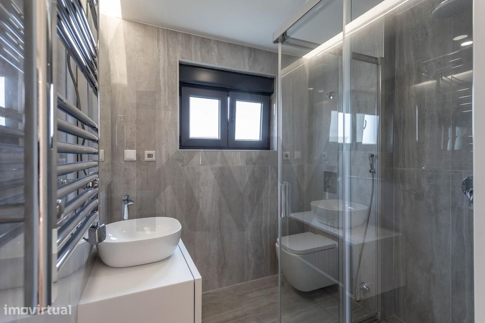 Charmosa Moradia T5 com Jardim Totalmente Remodelada -  Sassoeiros, Ca