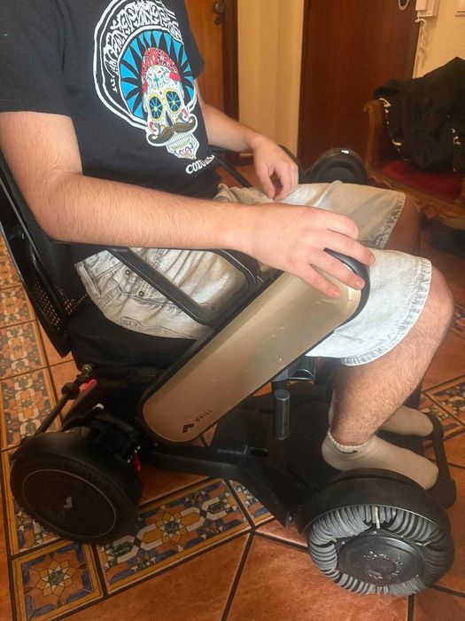 Cadeira elétrica compacta, desmontável e moderna – WHILL C2