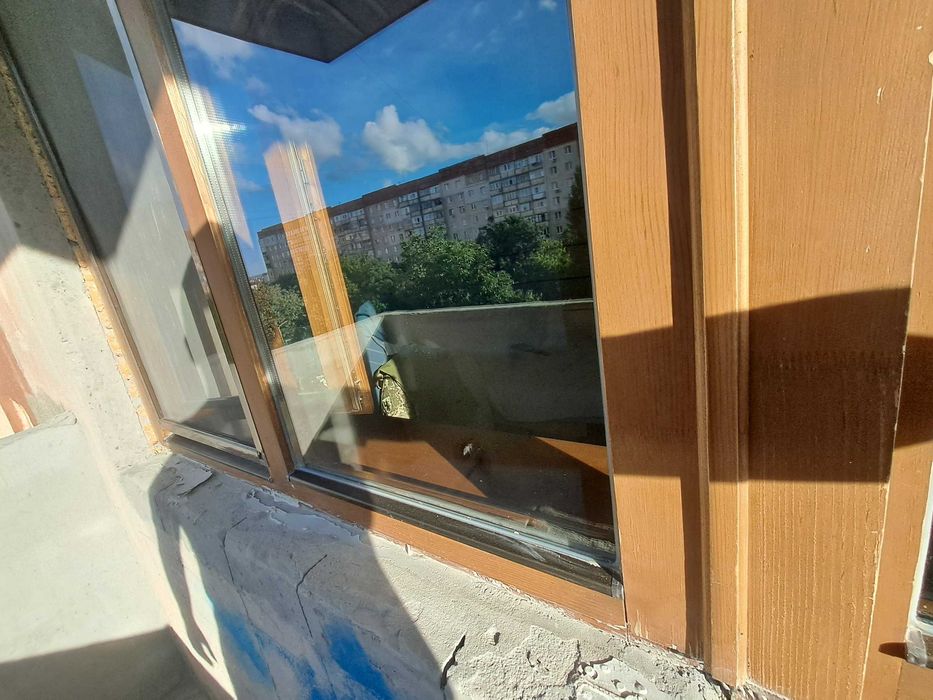 Вікно та двері деревяне євробрус склопакет стандарт для панельного будинку з підвіконником та сіткою Вікно136 на 142 висота Двері Вис 217 Ширина 67
