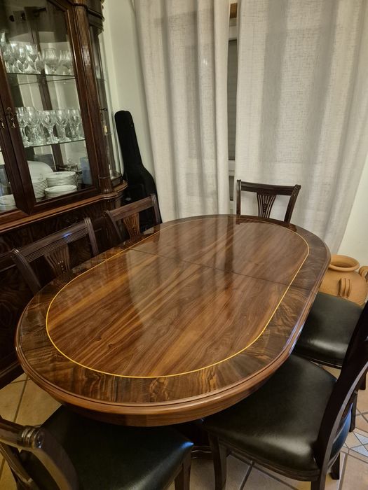 Conjunto cristaleira + mesa com 6 cadeiras em madeira