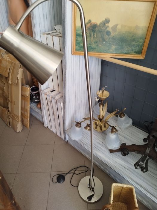Lampa podłogowa srebrna.