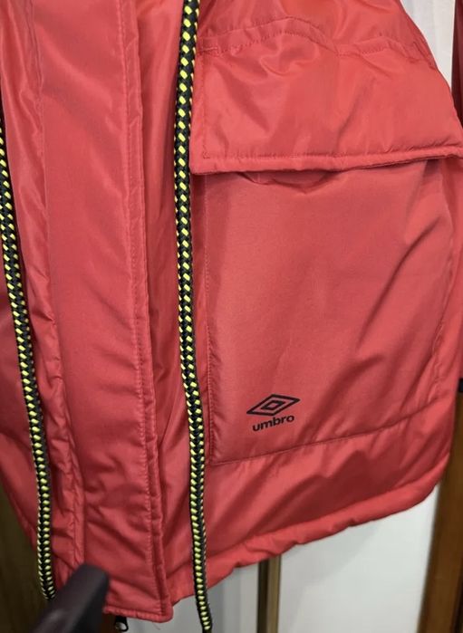 Зимова куртка Umbro червоного кольору S