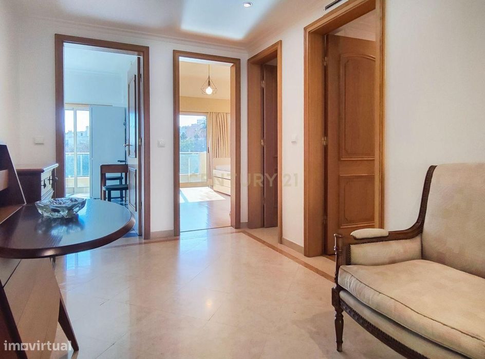 Amplo apartamento de 3 quartos com varandas panorâmicas em Almada, em