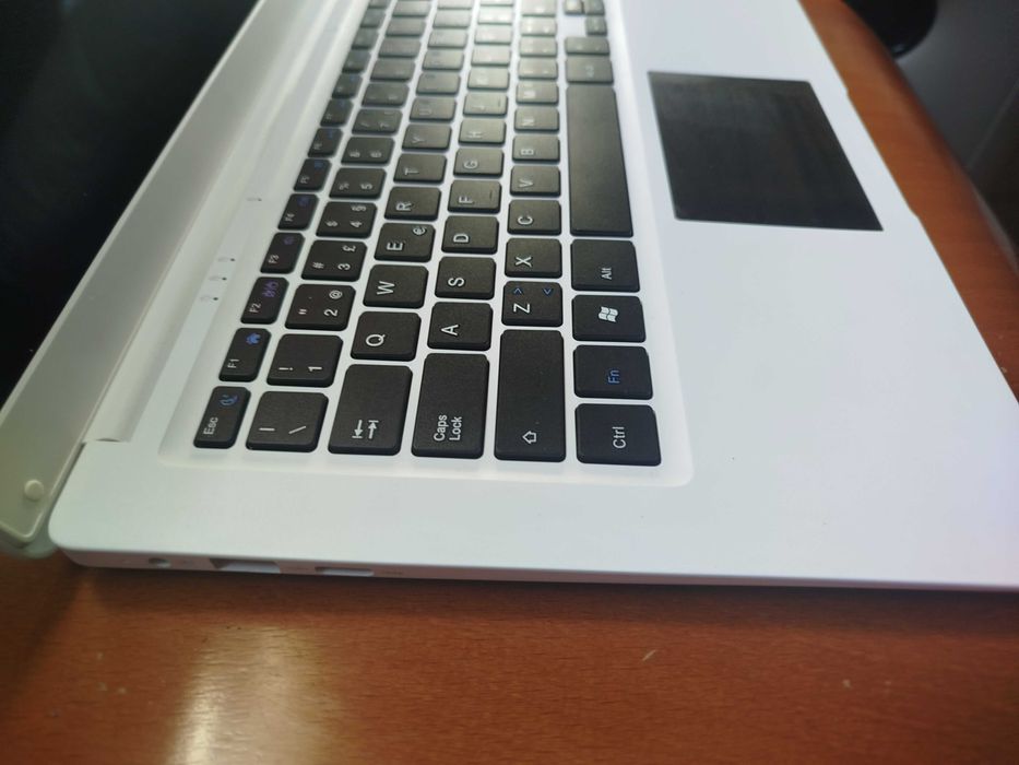 Computador portátil Insys branco.