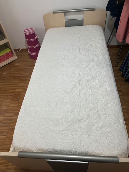 Cama solteiro com estante