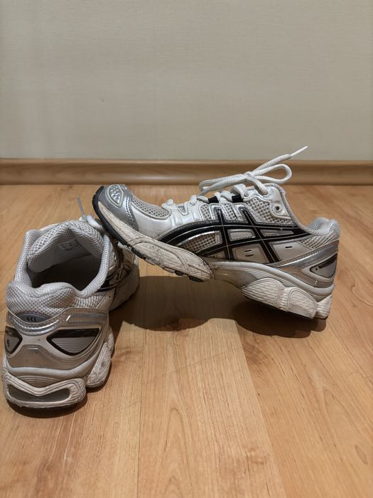 Кросівки asics.