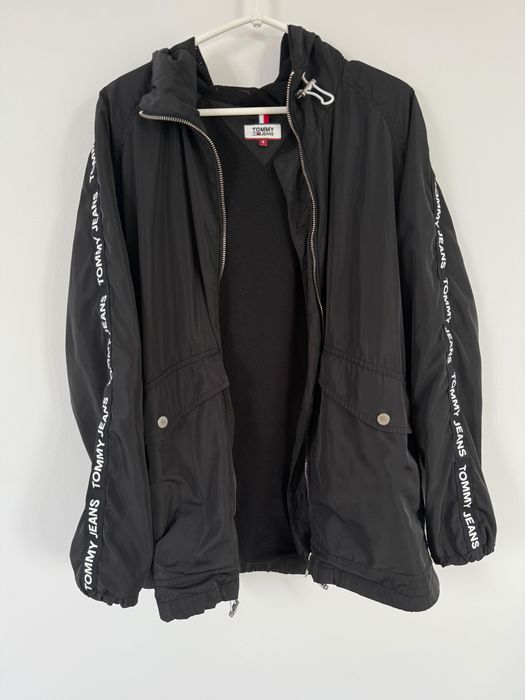 Kurtka wiatrówka Tommy Jeans czarna z lampasami