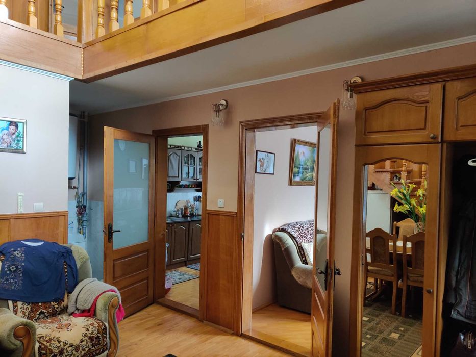 Продається двоповерховий капітальний будинок, район Роші