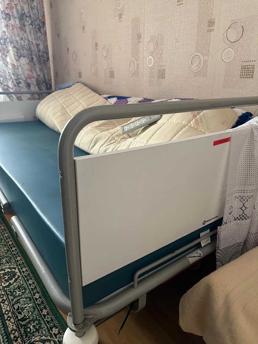 Ліжко лікарняне для лежачих людей