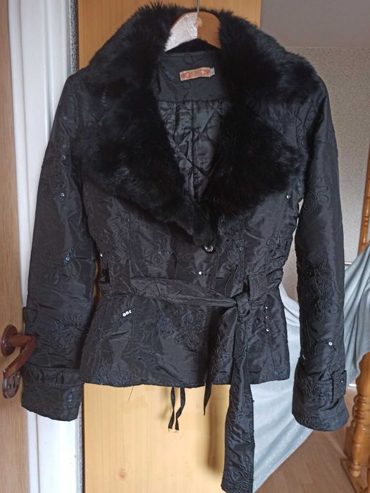 Kurtka z haftem cekinami i futerkiem 38