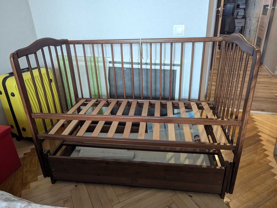 Дитяче ліжечко з матрацом постіллю і шухлядою