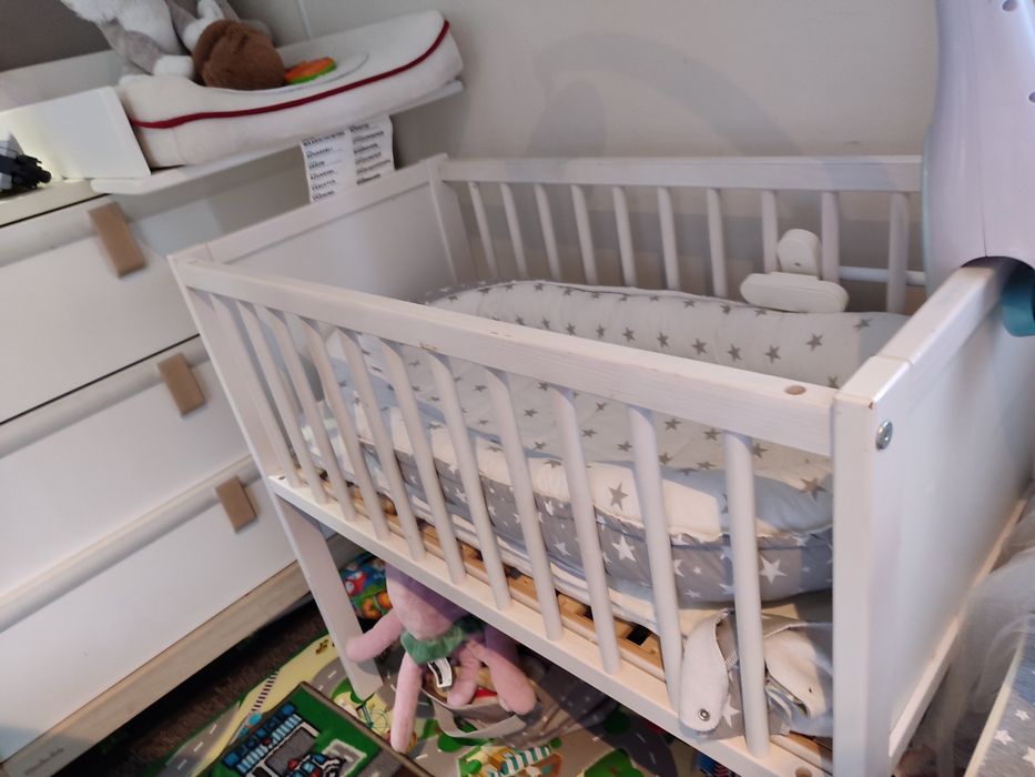 Berço e cómoda muda fraldas