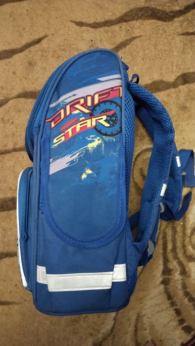 Рюкзаки шкільні у гарному стані.