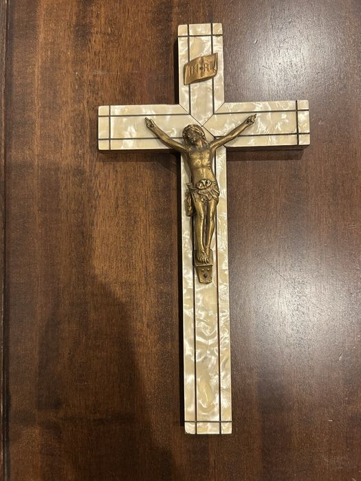 Crucifixo de bronze e madre pérola