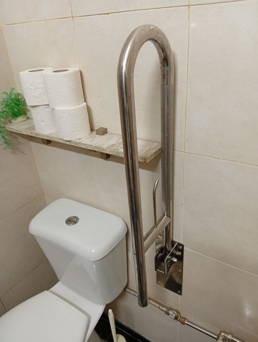 Par de barras de apoio rebatíveis em inox para WC – acessibilidade