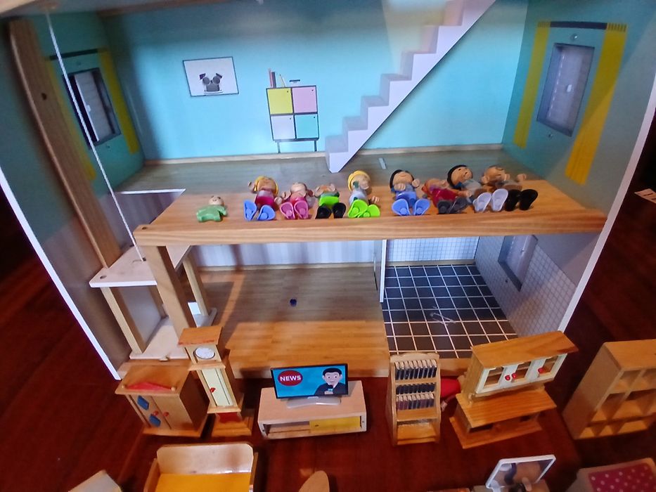 Casa de madeira crinança + bonecos +  moveis ...