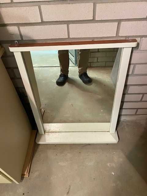 Lustro wiszące w drewniane ramie