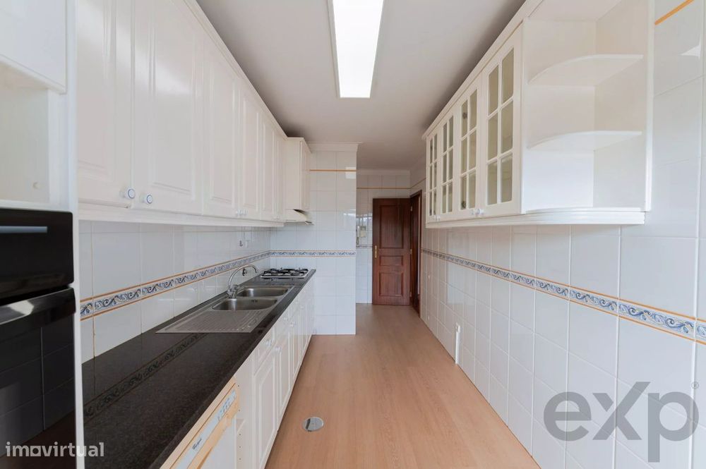 Apartamento T2  remodelado, varandas com vista desafogada, arqueamento
