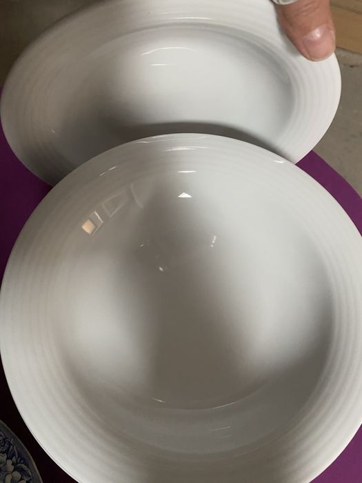 Pratos de sopa brancos