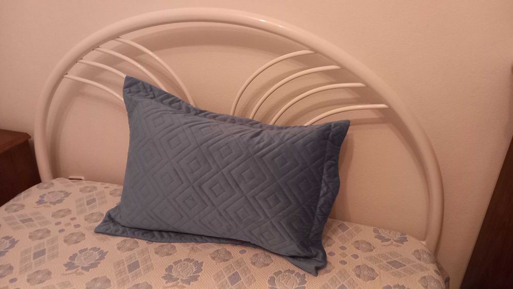 Cama em ferro branco