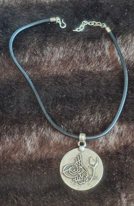 Fio em cabedal com medalha prateada