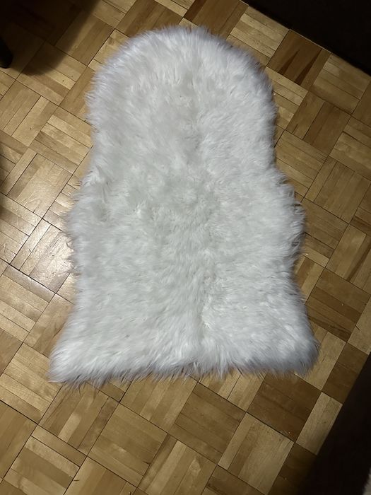 bialy dywanik ze sztucznego futra