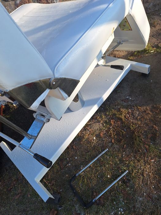 Fotel kosmetyczny biała skóra .