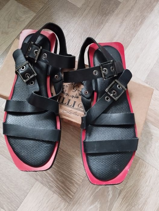 Кожаные босоножки