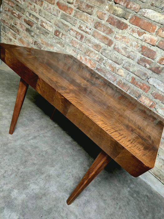 Stół Jitona po renowacji RARYTAS