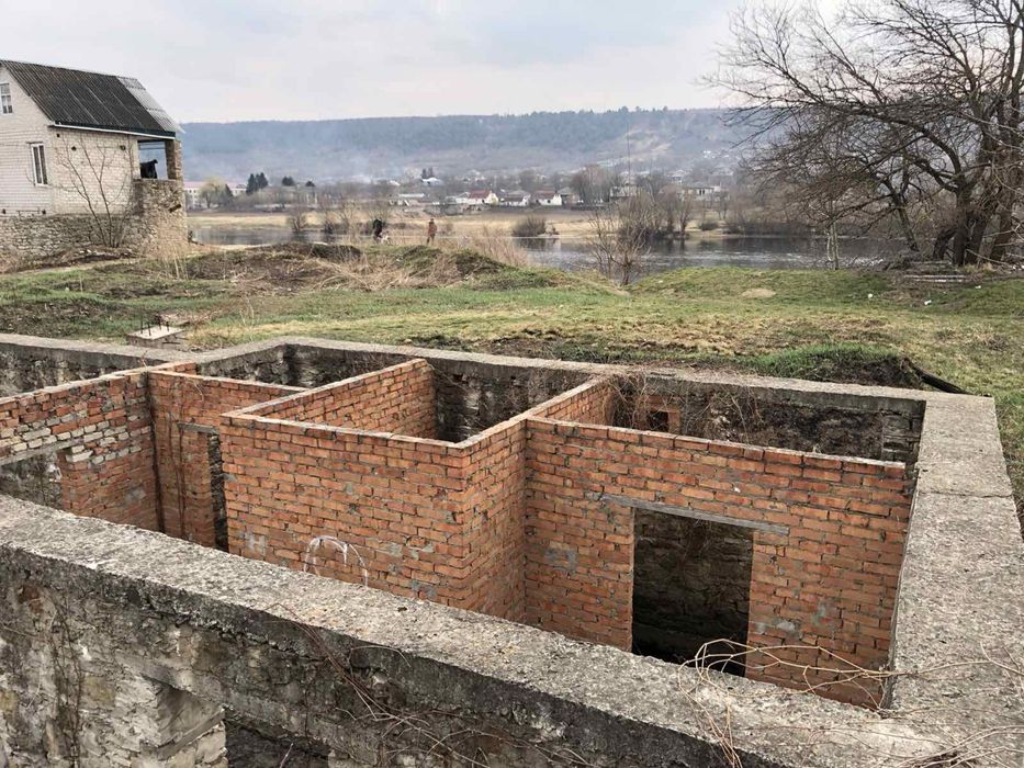 Продається приватизована земельна ділянка з фундаментом