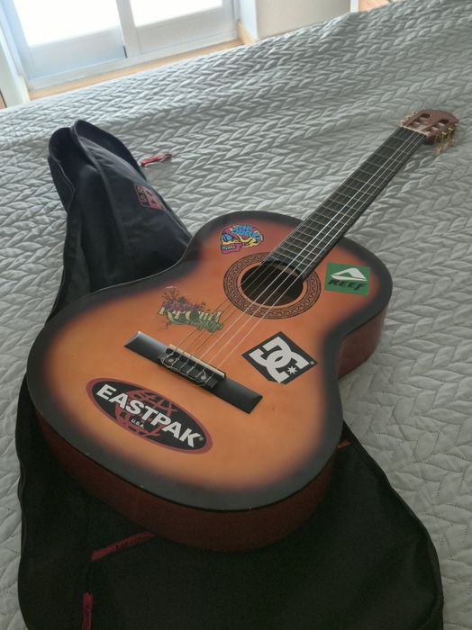 Guitarra acústica, nunca usada