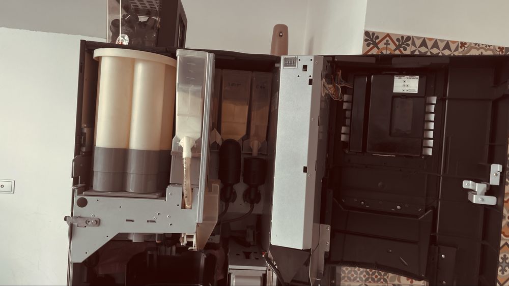 Maquina de vendas snack, bebidas e cafe