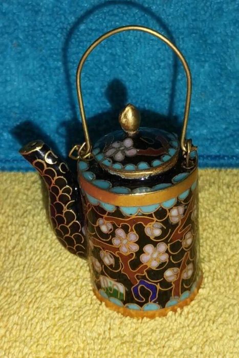 Bule em miniatura decorativo 
feito com a técnica de esmalte cloisonné