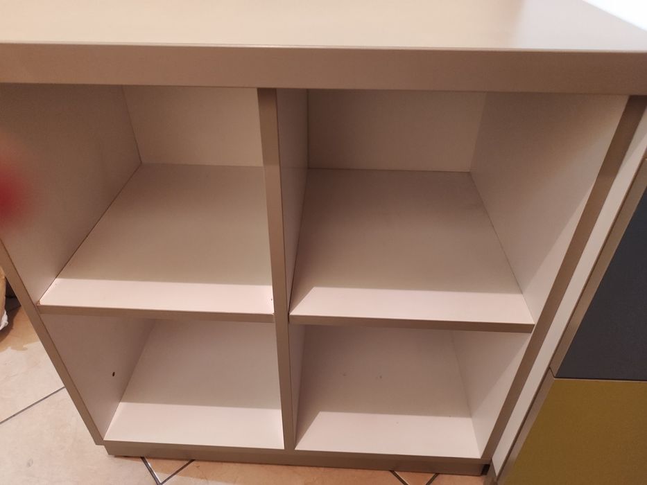 Regały meble z dziecięcego pokoju