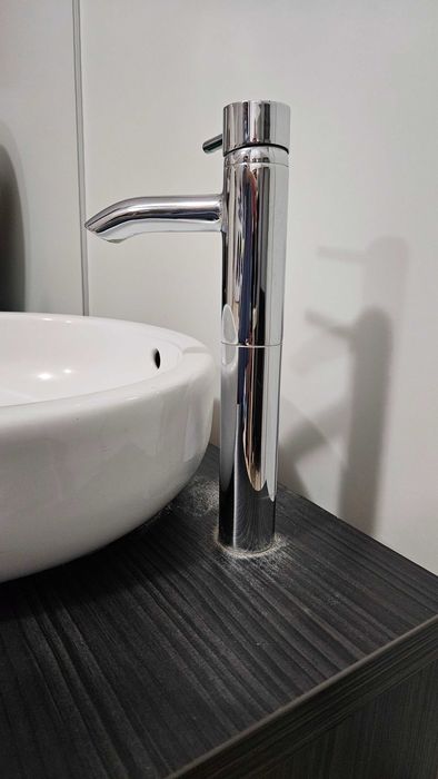 Szafka łazienkowa z umywalką i baterią Kludi