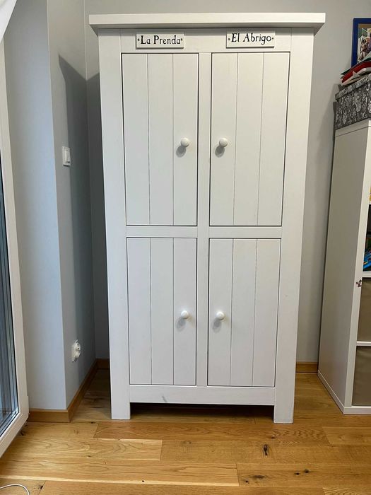 Zestaw mebli dziecięcych Pinio: łóżeczko, komoda z przewijakiem, szafa