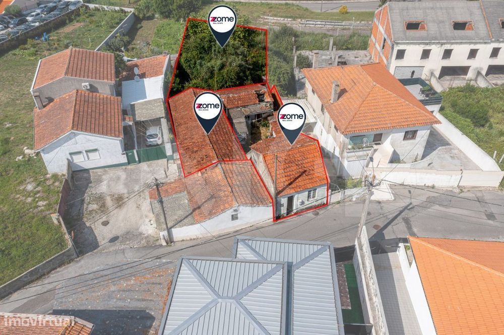 Terreno (ABC: 270m²) e 2 moradias térreas para recuperar em Espinho