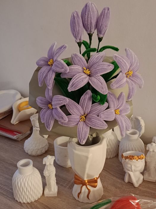 Bukiet lilii dekoracyjnych – ręcznie robiony 9 kwiatów .