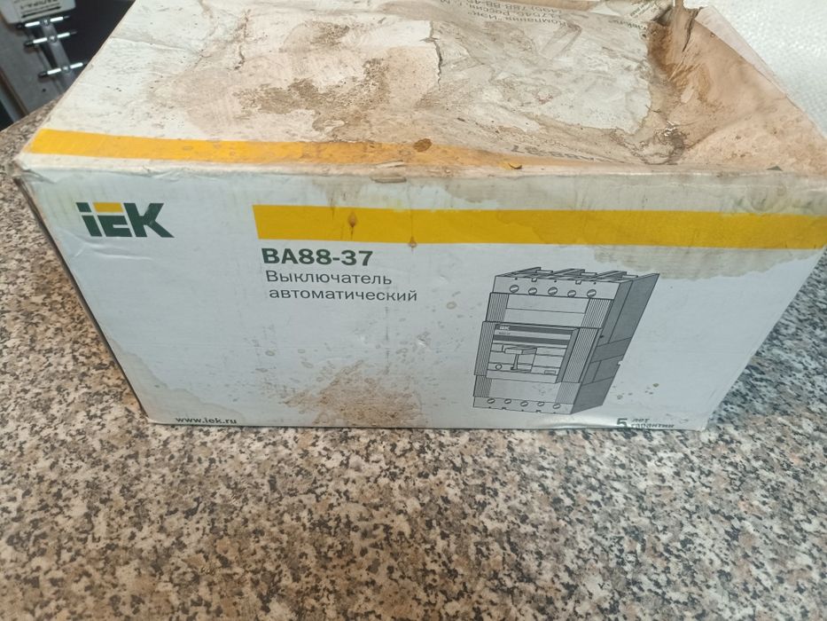 Автоматичний вимикач ланцюга VA88-37 3P 400A 35kA IEK