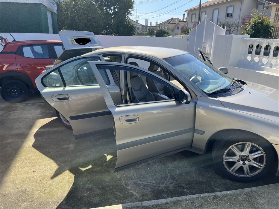 Volvo S60 2.0T - quilometragem baixa para idade carro
