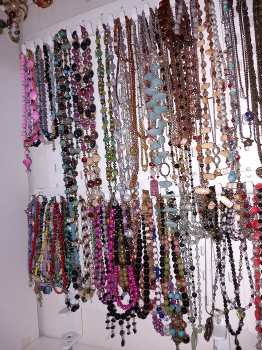 Lote de colares, pulseiras e brincos feitos à mão