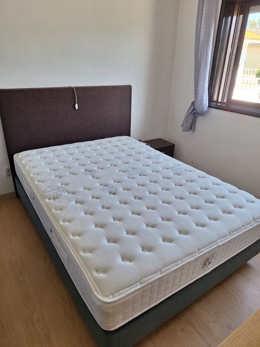 Cama de casal em tons castanho e cinza