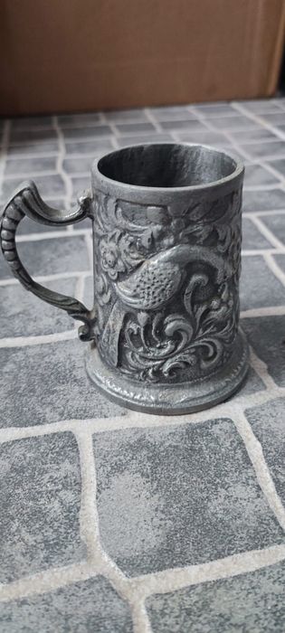 Caneca Pequena / Caneco Vintage em Estanho Trabalhado (Relevo Aves e Flores)