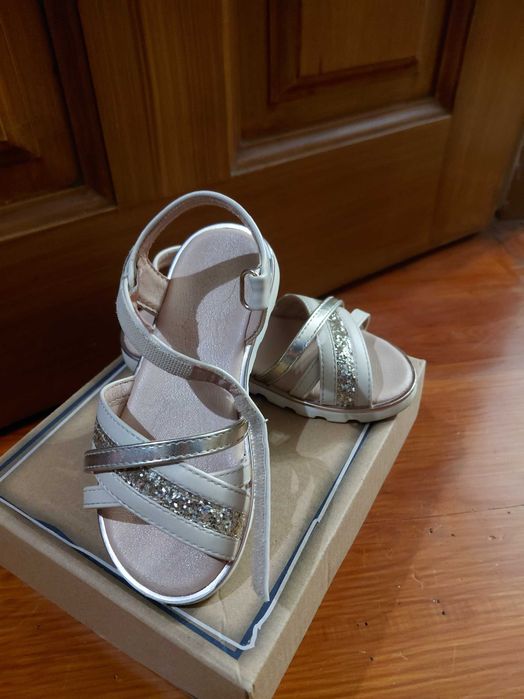 Sandalias com velcro