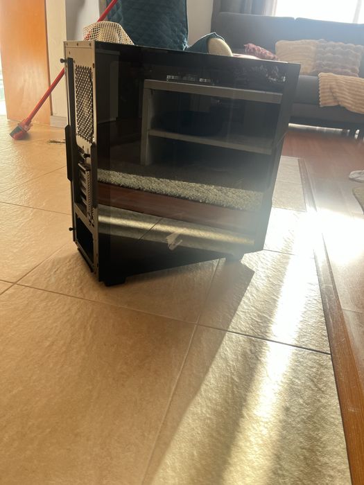 Caixa ATX Gigabyte Aorus C300 GlassRGB com janela preta