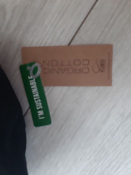 Nowa czarna czapeczka z płaskim daszkiem