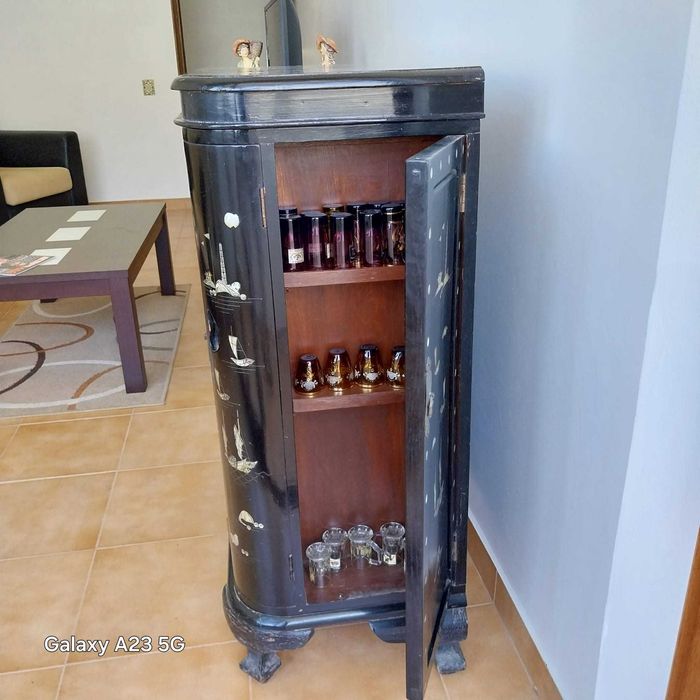 Bar pau preto com incrustações de madrepérola