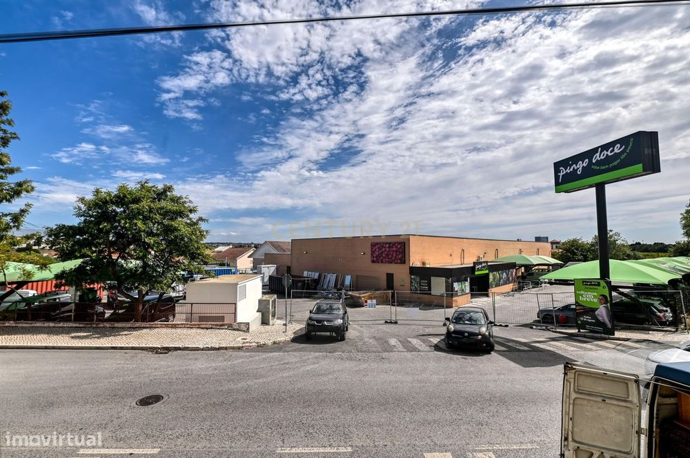 Apartamento T2 com garagem à venda no Arneiro freguesia de Carcavelos
