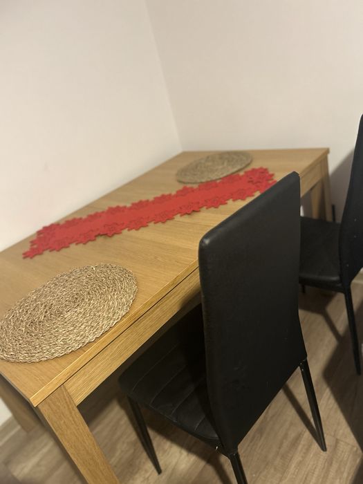 Stół z krzesłami na sprzedaż